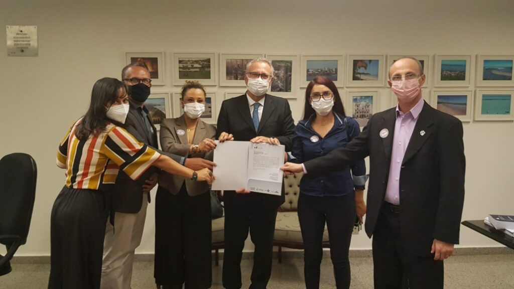 Entidades do projeto Direito Humano à Saúde na Pandemia entregam denúncia ao relator da CPI da COVID-19 no Senado
