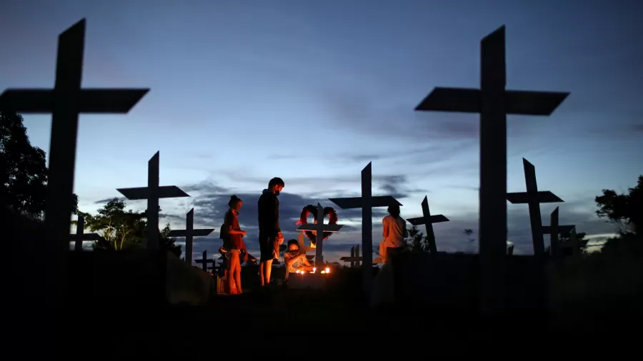 Cemitério em Manaus (AM) em meio à pandemia de coronavírus